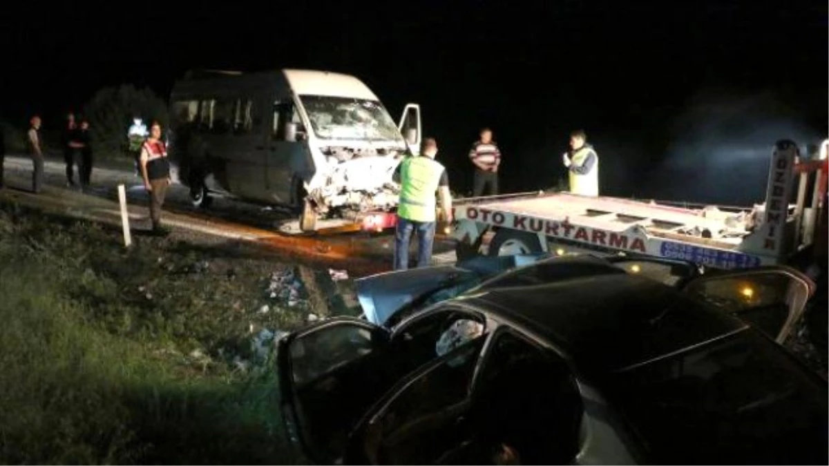 CHP Seçim Minibüsü ile Otomobil Çarpıştı: 1 Ölü, 8 Yaralı