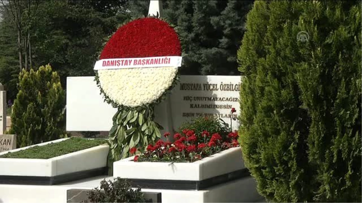 Danıştay Hakimi Özbilgin\'e Mezarı Başında Anma Töreni
