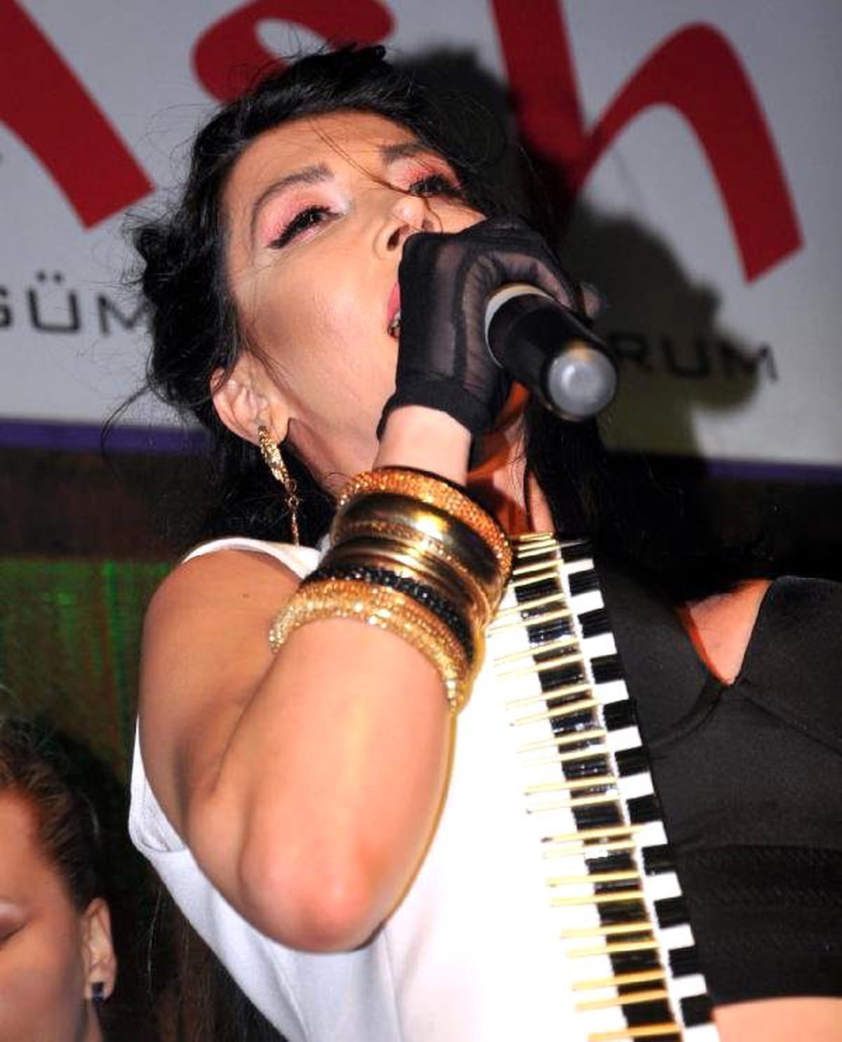 Hande Yener, Bodrum\'da Tatilcileri Coşturdu
