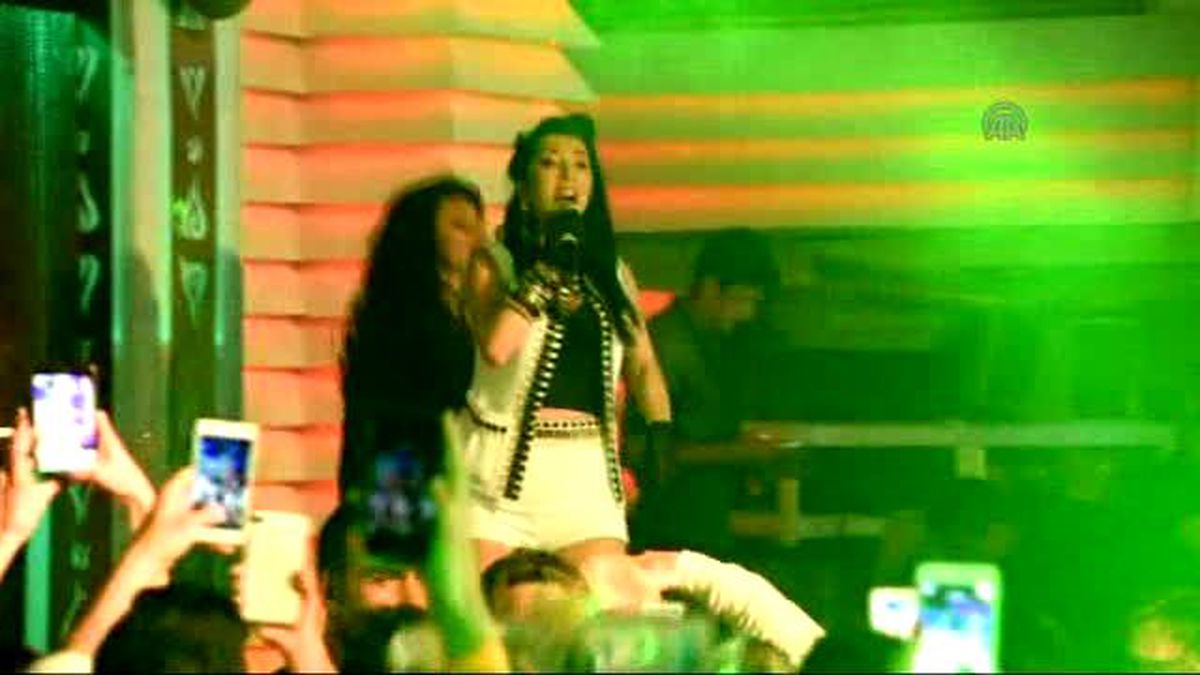 Hande Yener\'e Dj Oğlu Eşlik Etti