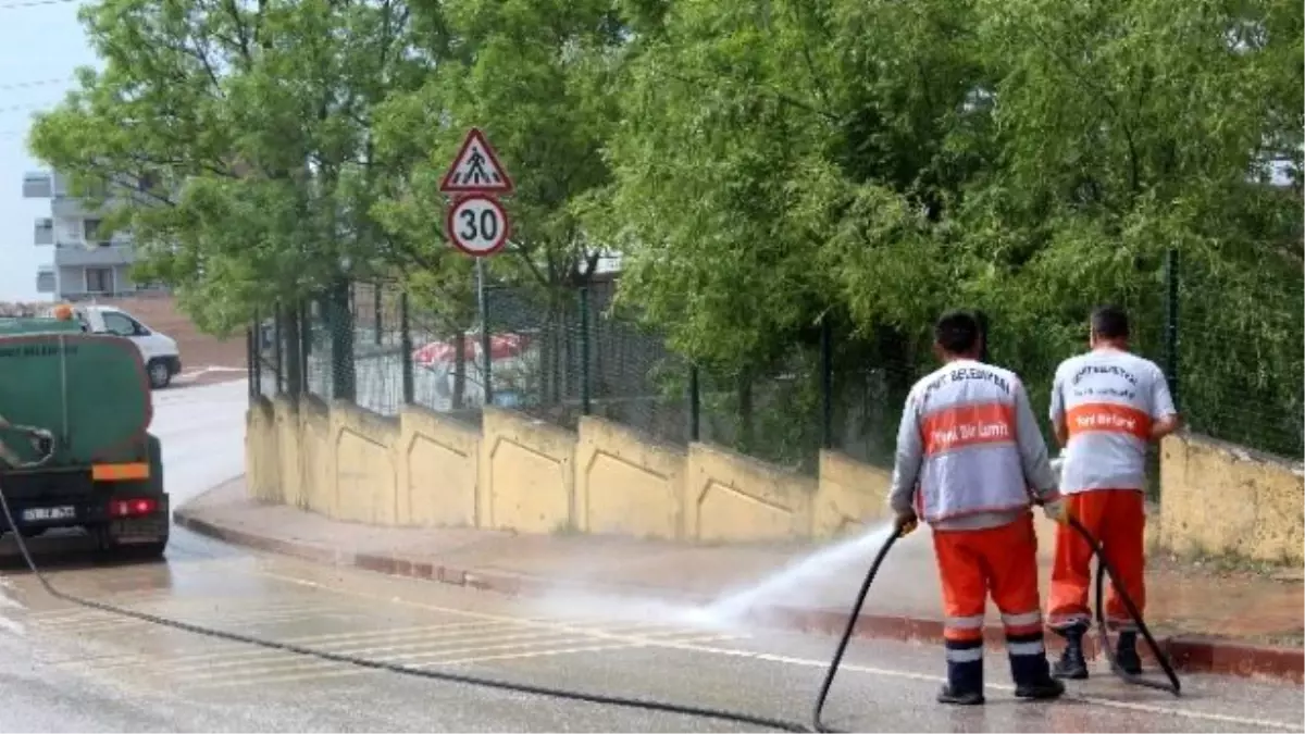 İzmit Sokakları Yıkanıyor