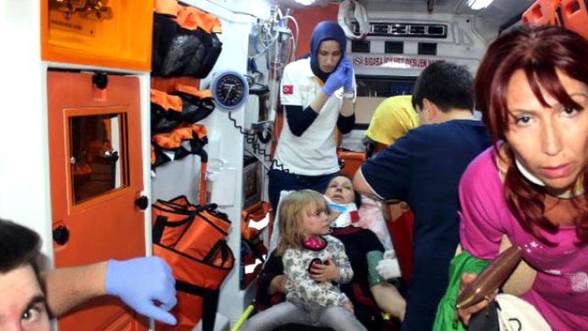 İzmit\'te Cip ile Otomobil Çarpıştı: 6 Yaralı