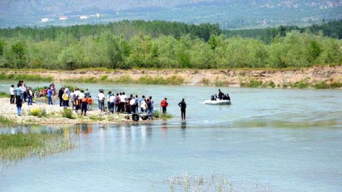 Kaybolan 9 Yaşındaki Ali Emre, Kelkit Çayı\'nda Aranıyor
