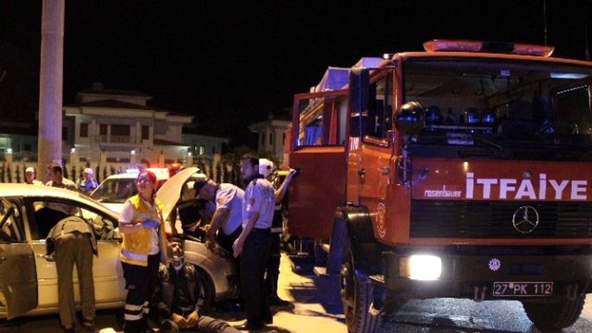 Lüks Cip Kavşakta Bekleyen Otomobile Çarptı: 4 Yaralı