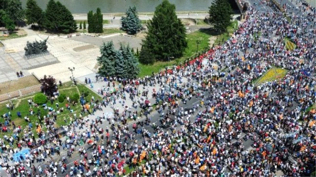 Makedonya\'da Hükümet Protesto Edildi