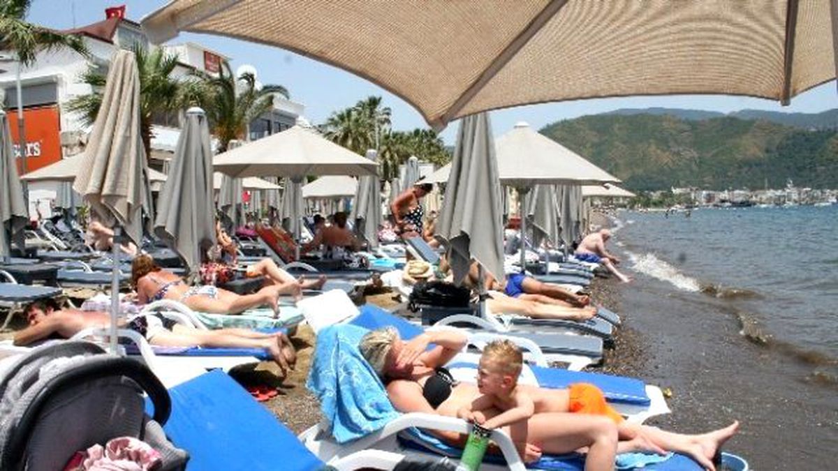 Marmaris\'te Sıcak Hava Sahilleri Doldurdu