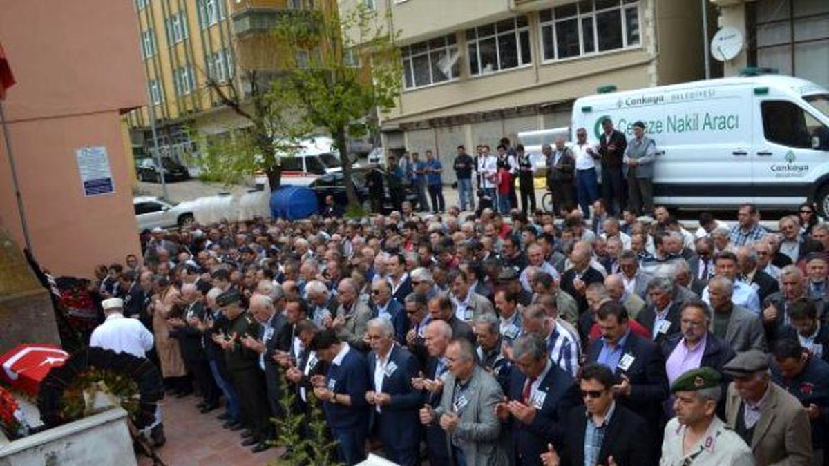 Oktay Ekşi\'nin Vefat Eden Eşi Ordu\'da Toprağa Verildi