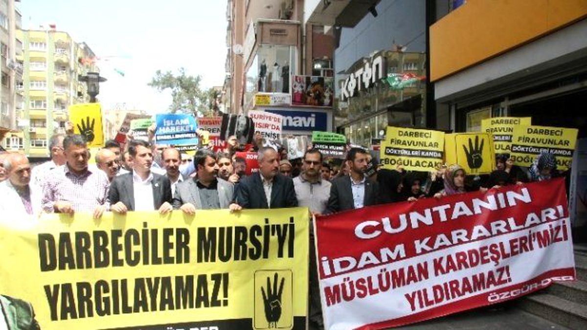 Özgür-der Diyarbakır Şubesi\'nden Mursi\'nin İdam Edilmesi Kararına Tepki