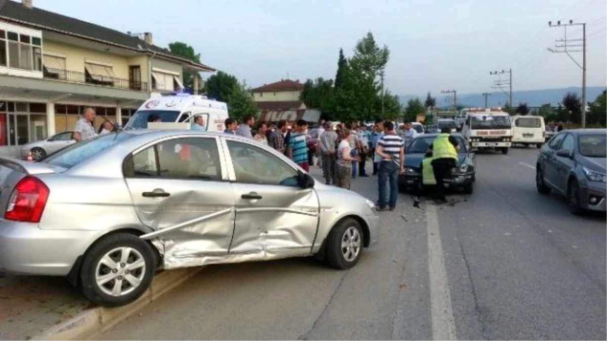 Sakarya\'da Trafik Kazası: 3 Yaralı