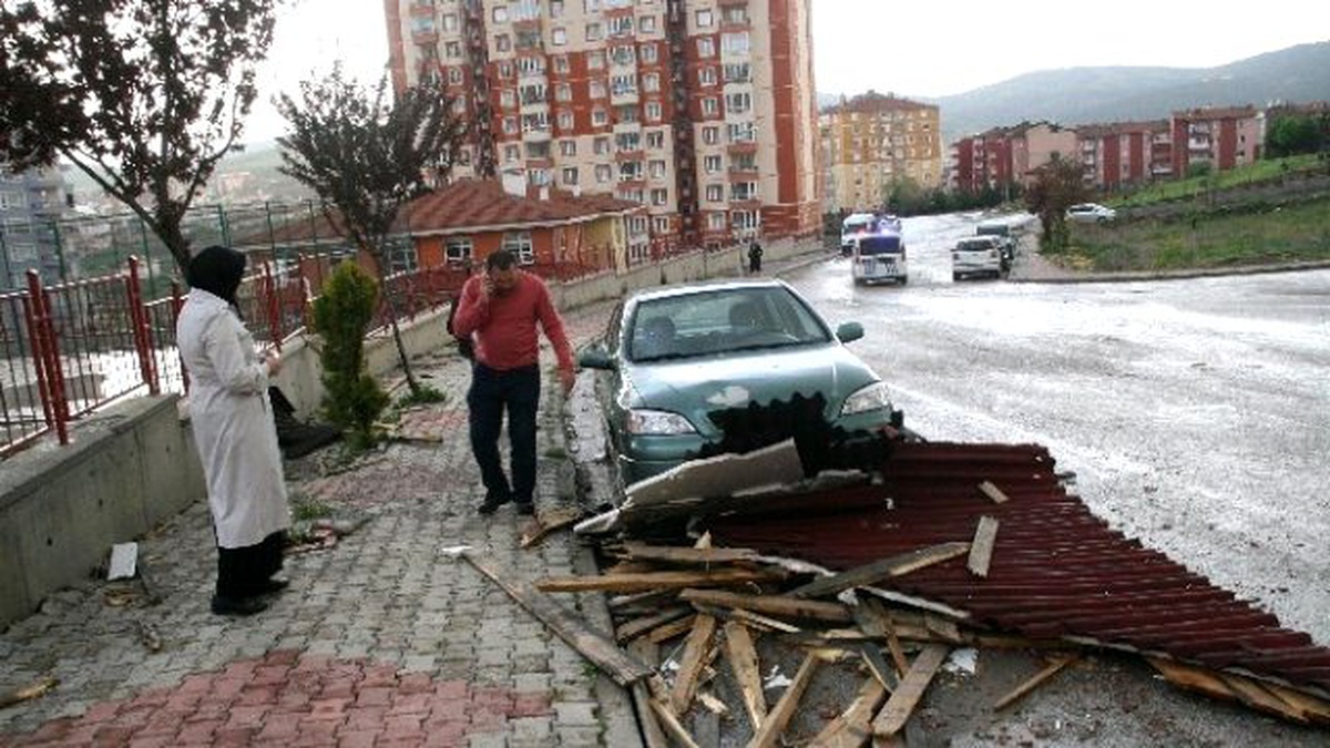Yozgat\'ta Şiddetli Rüzgar Çatıları Uçurdu