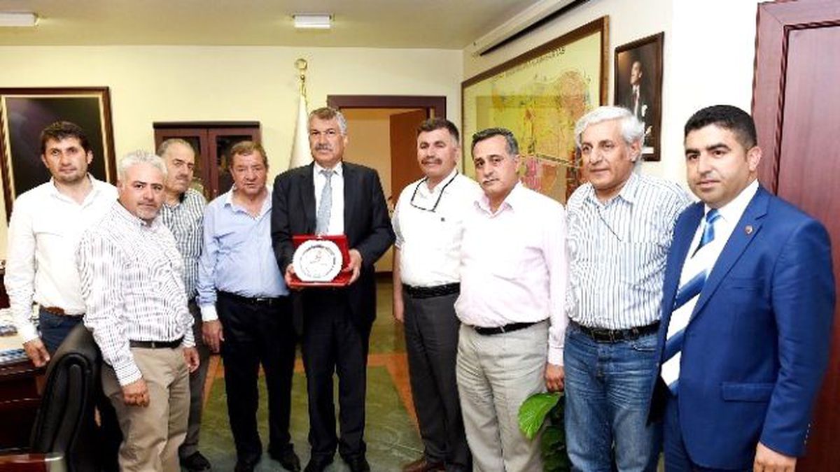 1 Mayıs Tertip Komitesi\'nden Karalar\'a Teşekkür Plaketi
