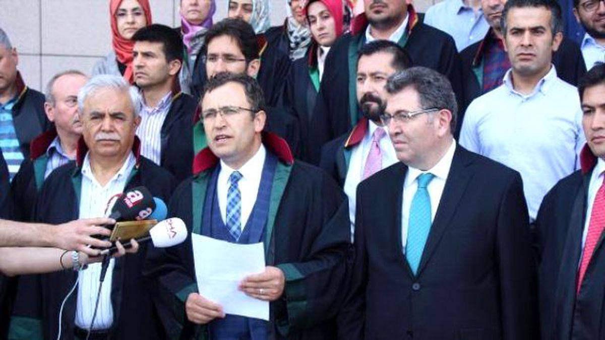 Adliye Önünde Avukatlardan "Mursi" Eylemi