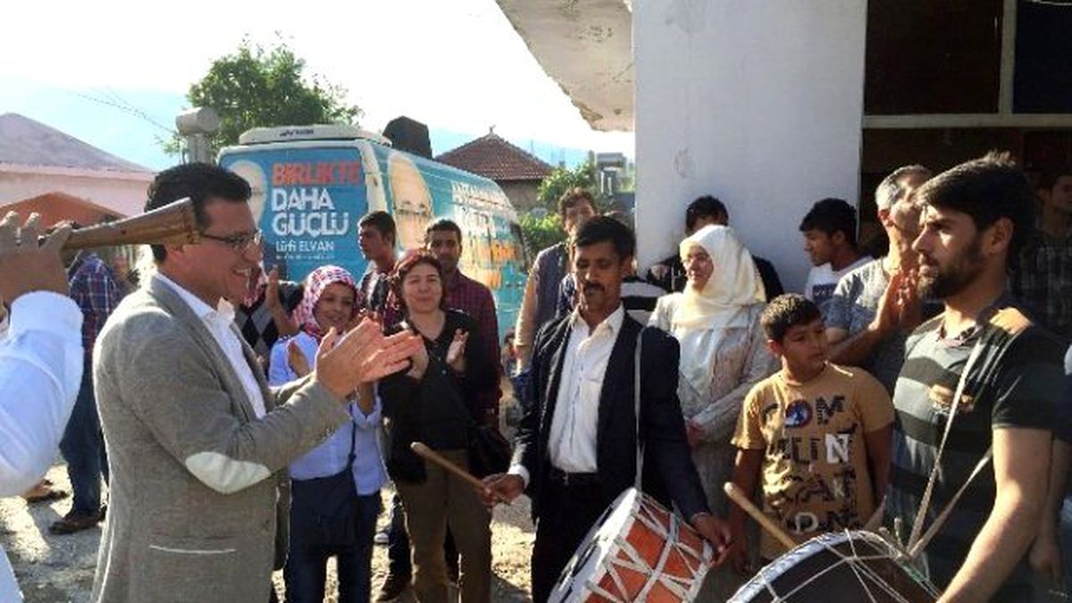 AK Parti Adayı Uslu, Roman Mahallesinde Davul Zurnayla Karşılandı