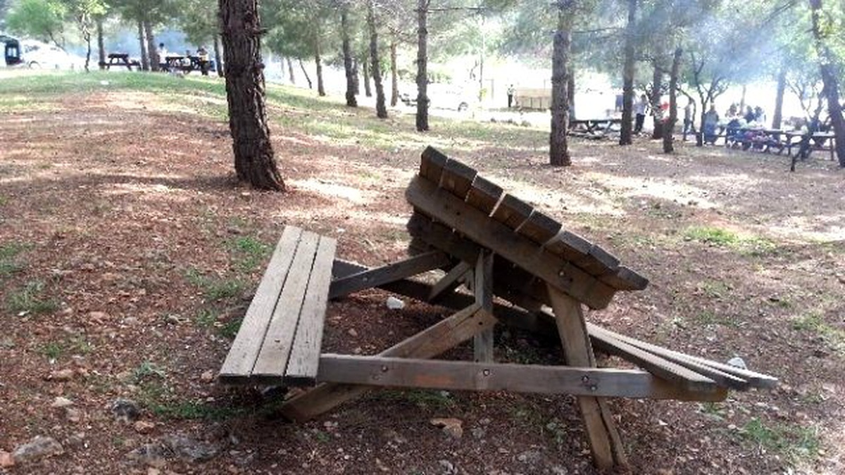 Ali Dağı Mesire Alanında Piknik Masaları Kırıldı