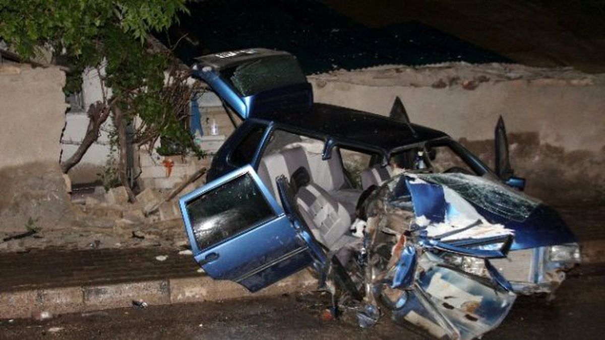 Alkollü Sürücü Önce Park Halindeki Araca Sonra Duvara Çarptı