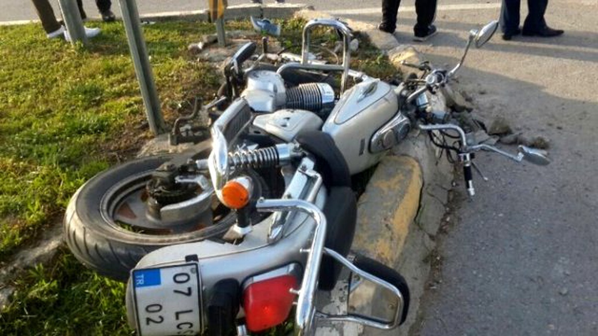 Antalya\'da Motosiklet Kazası: 1 Yaralı