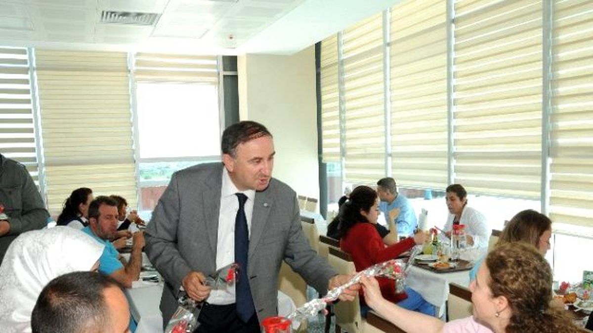 Başkan Kurtulan\'dan Hemşirelere Çiçek