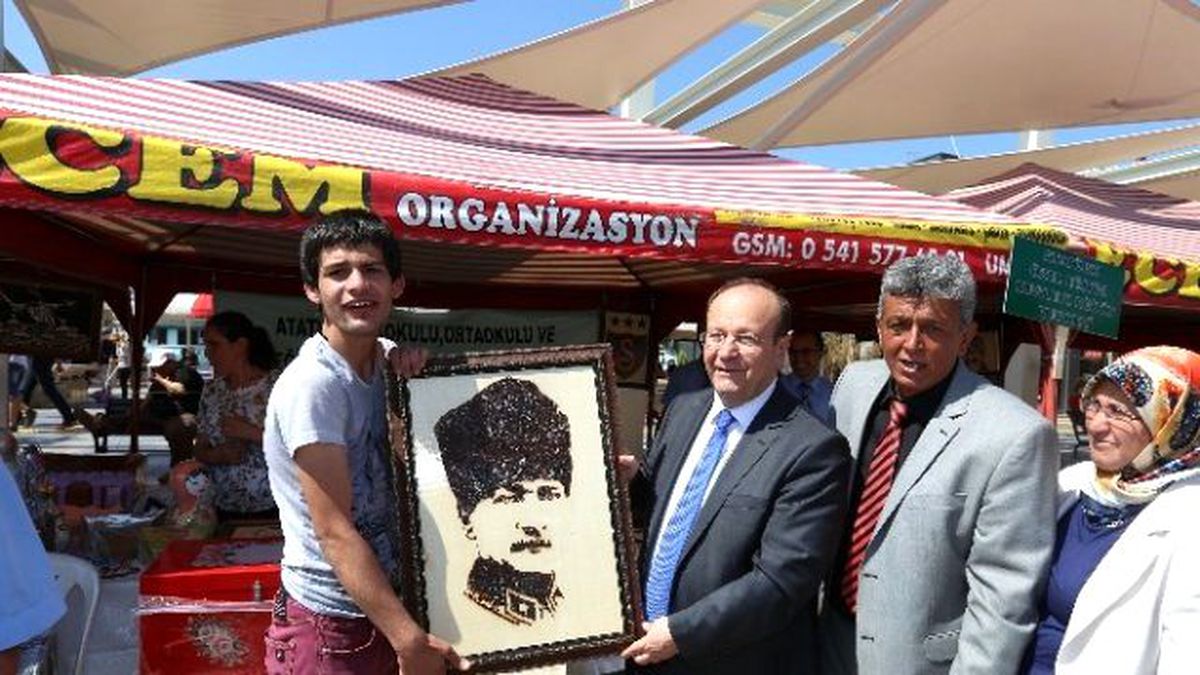 Başkan Özakcan\'a Anlamlı Hediye