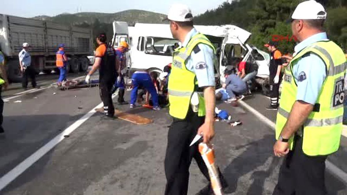 Bilecik\'te Cezaevi Minibüsü TIR\'la Çarpıştı: 3 Ölü, 6 Yaralı
