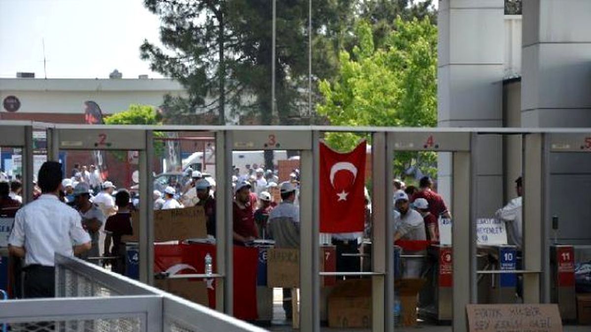 Bursa\'da Otomotiv İşçilerinin Eylemi Devam Ediyor