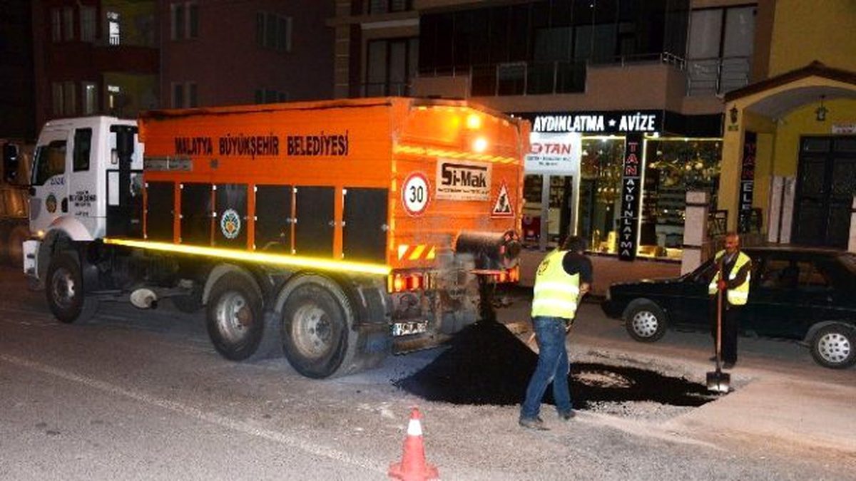 Büyükşehir Belediyesi Gece Mesaisi Yapıyor