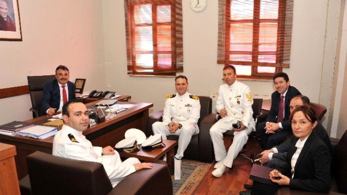 Denizaltı Komutanları, Büyükşehir Belediyesi\'ni Ziyaret Etti