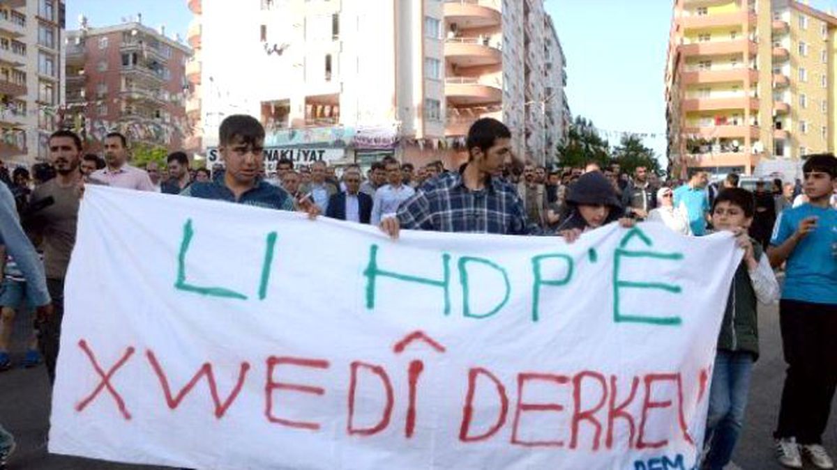 Diyarbakır\'da Hdp\'ye Saldırılar Yürüyüşle Protesto Edildi