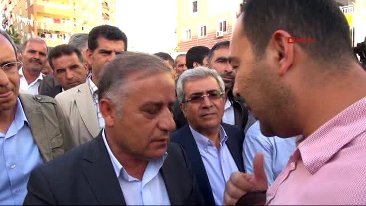 Diyarbakır\'da Hdp\'ye Saldırılar Yürüyüşle Protesto Edildi