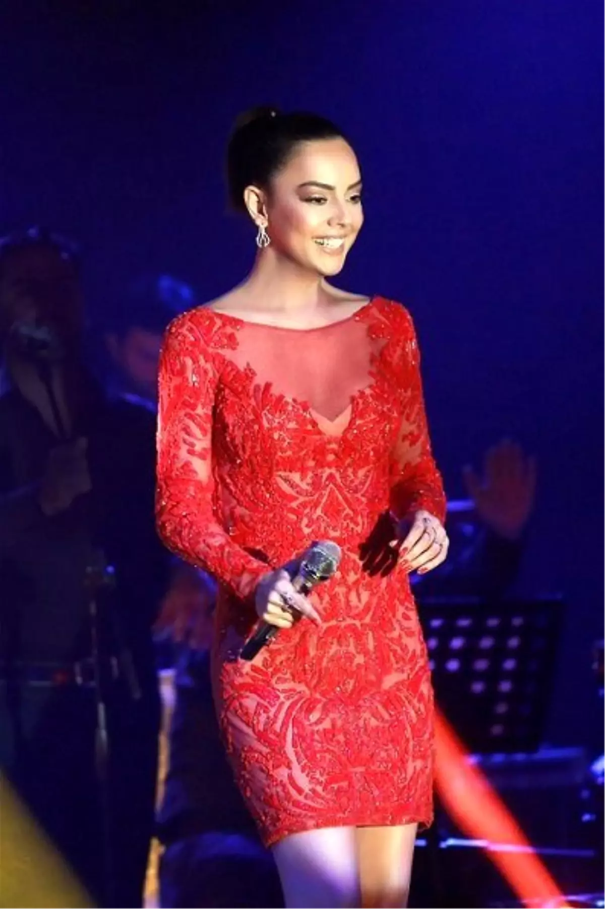 Ebru Gündeş Kendisine \'Estetikli\' Diyenlere Meydan Okudu