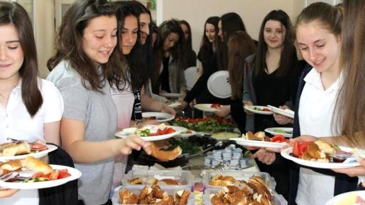 Gazi Anadolu\'dan Öğrencilere Jest