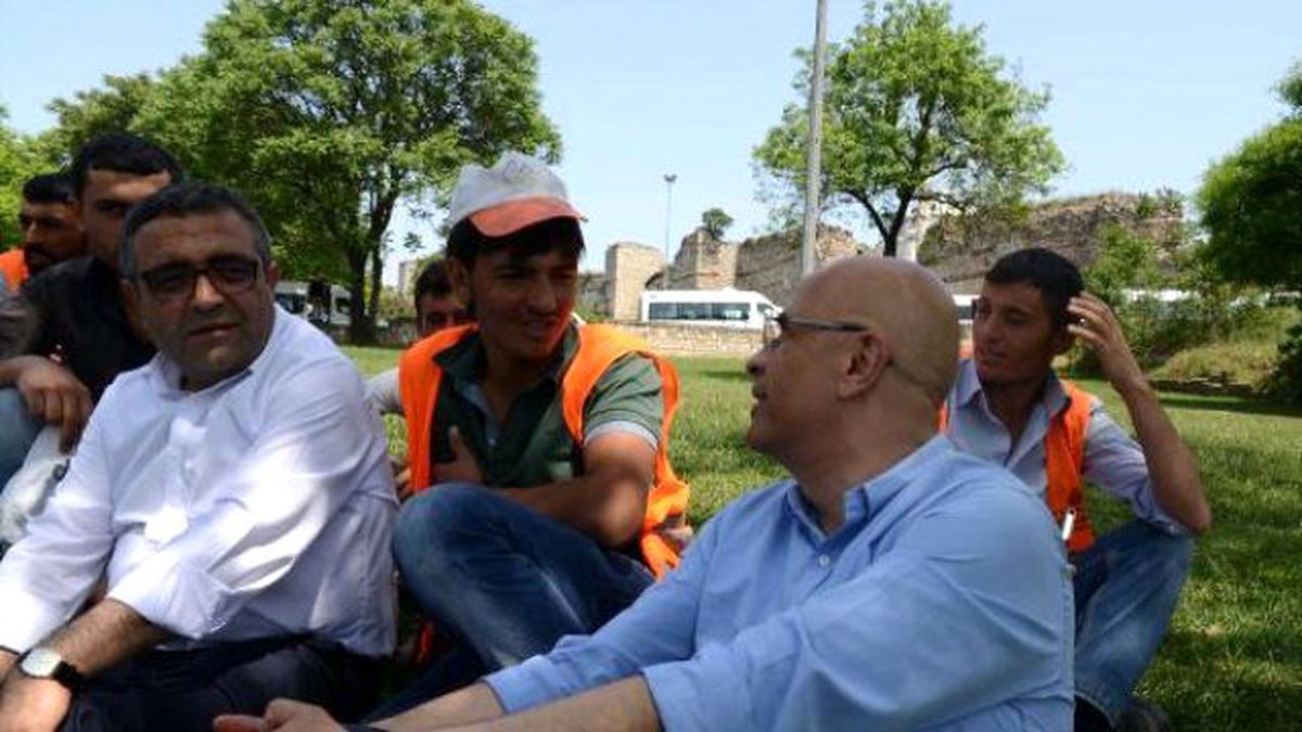 Gürsel Tekin AK Parti Seçim Standını Ziyaret Etti