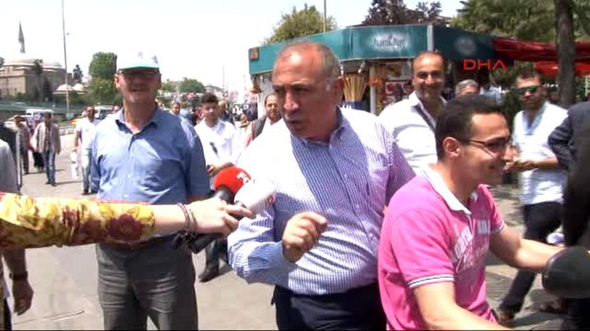 Gürsel Tekin, AK Parti Seçim Standını Ziyaret Etti