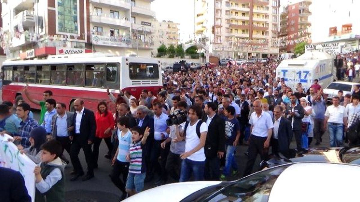 Hdp\'ye Yapılan Saldırı Diyarbakır\'da Protesto Edildi