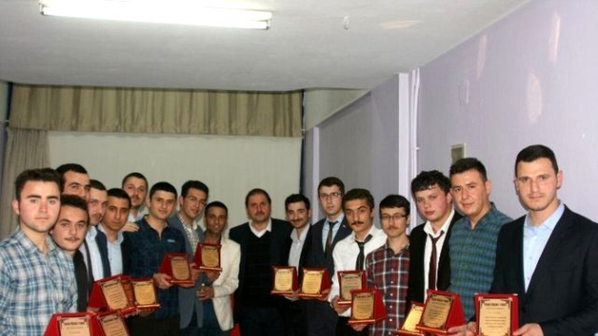 Huzur Erkek Öğrenci Yurdu\'nda 19. Mezuniyet Sevinci