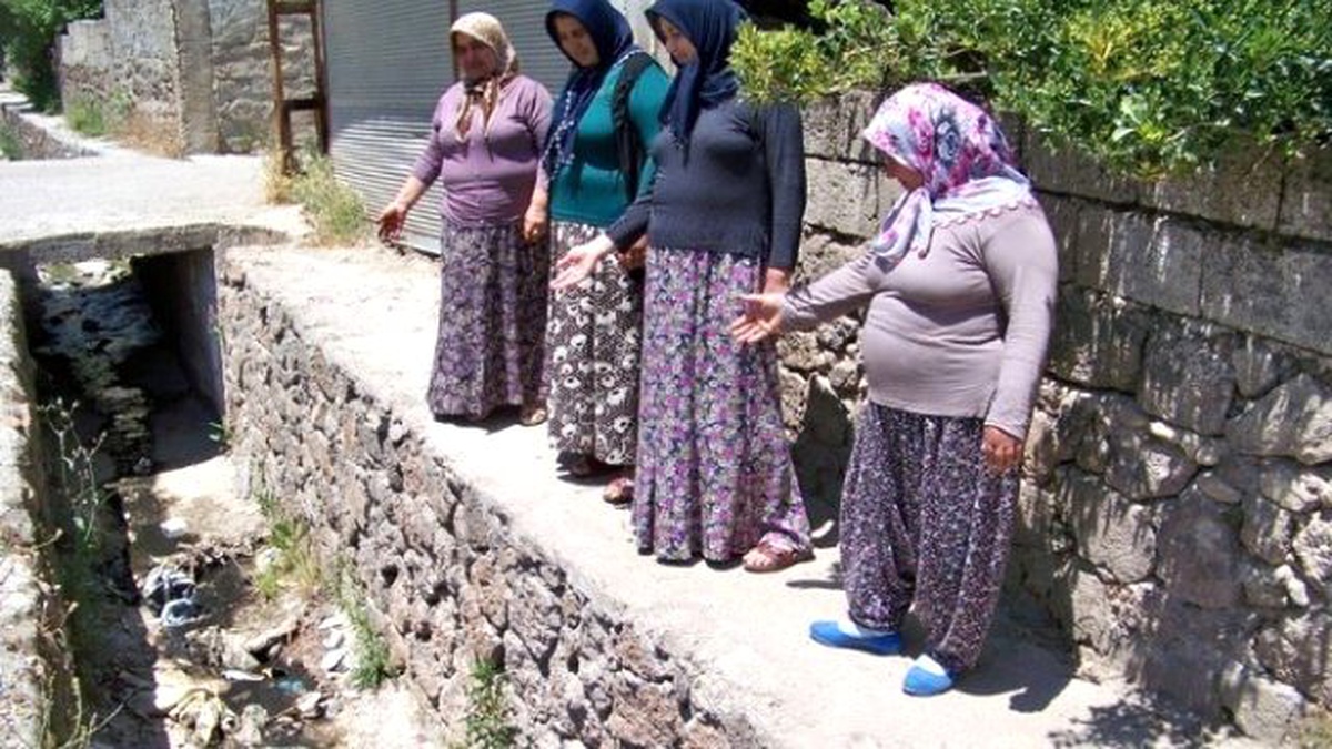 Kadınlardan Üstü Açık Su Kanalına Tepki