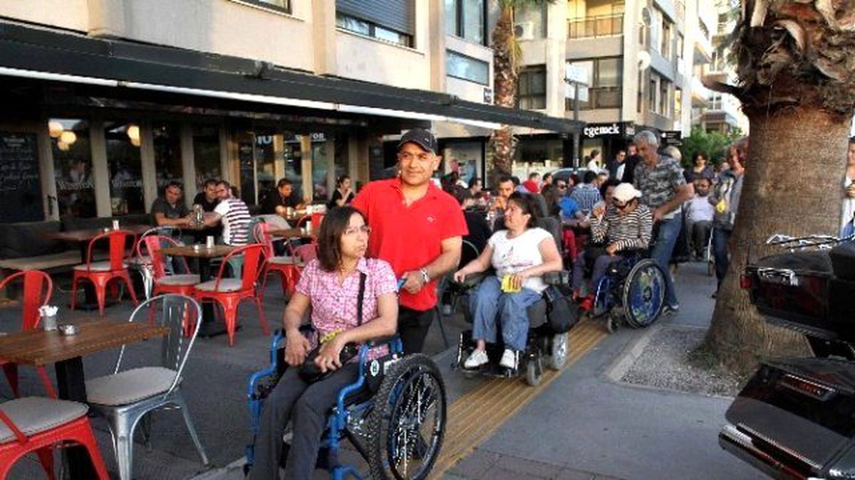 Karşıyaka\'da Engelli Yollarını Kapatana Dikkat Çeken Not