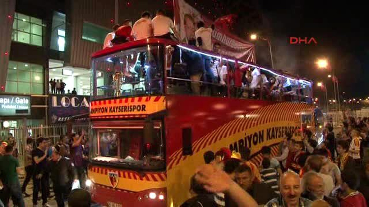 Kayserispor Şampiyonluğu Sabaha Kadar Kutladı