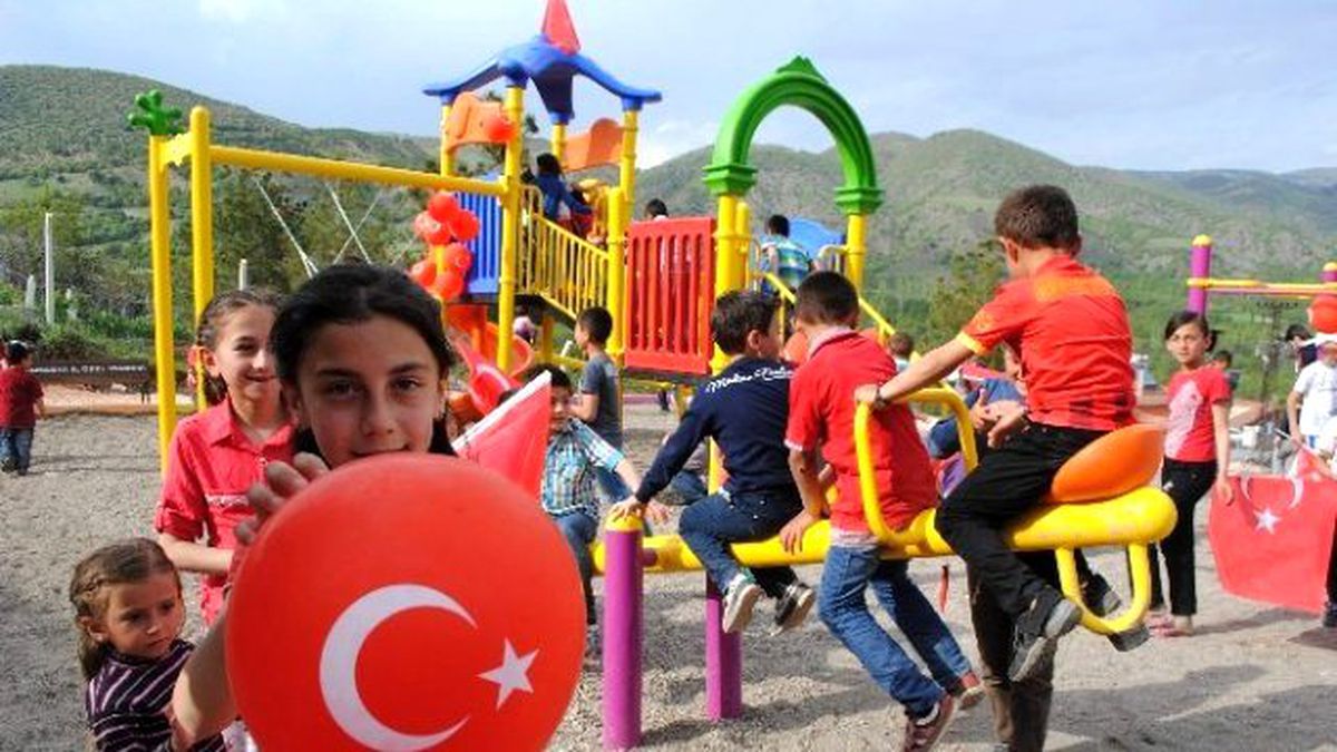 Köylü Çocukların Park Sevinci