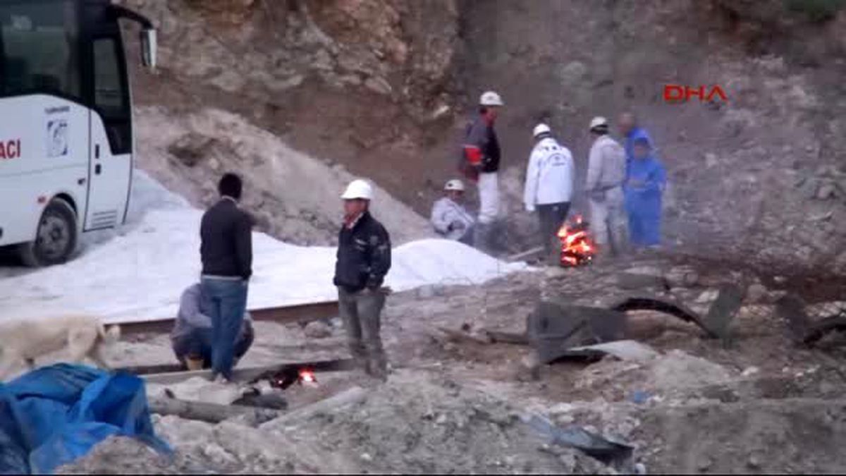 Kütahya Hes Tünel İnşaatındaki Göçükte İçeride Kalan İş Makinesi Operatörünü Kurtarma Çalışmaları...