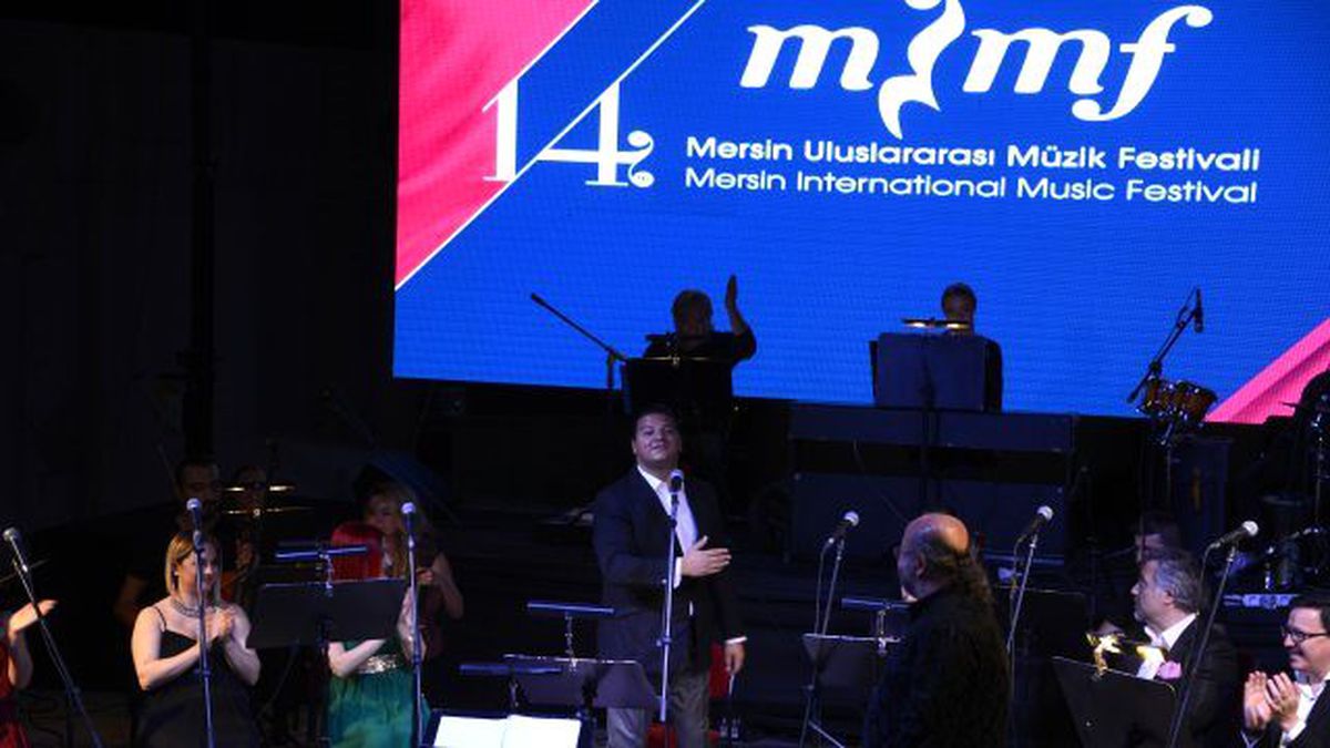 Mersin Üniversitesi\'nden Kubat Ve Folklorama Ekibi Geçti