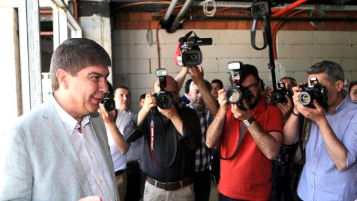 Mezarlık Manzaralı Başkanlık Makamı