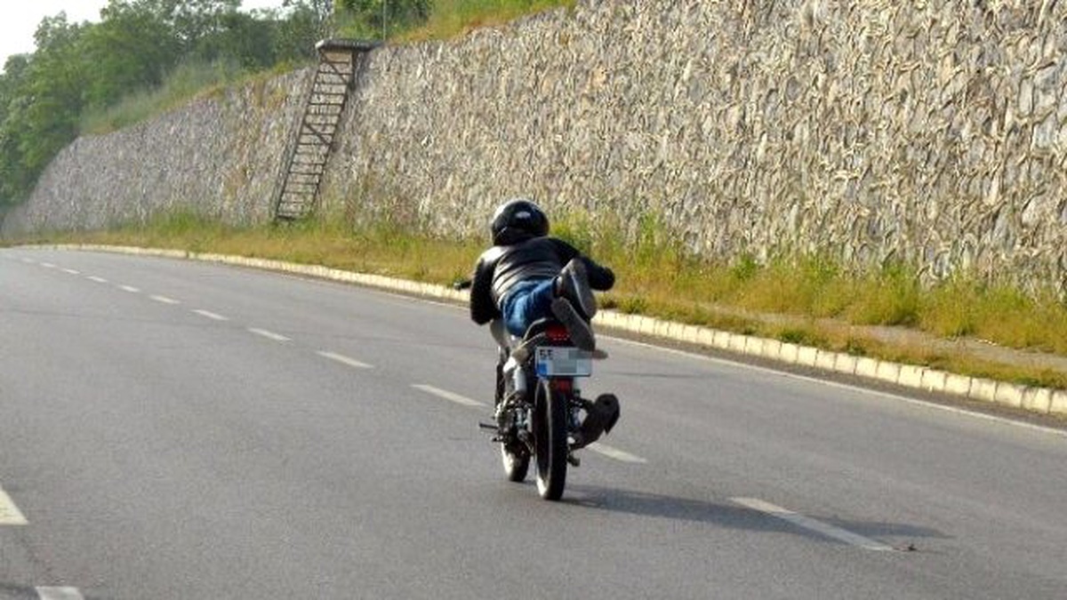 Motosiklet Sürücüsü Görenleri Hayrete Düşürdü
