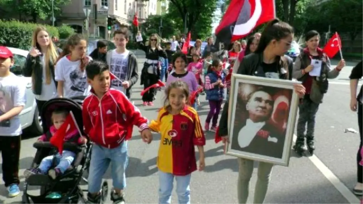 Münih Caddelerinde 19 Mayıs Coşkusu