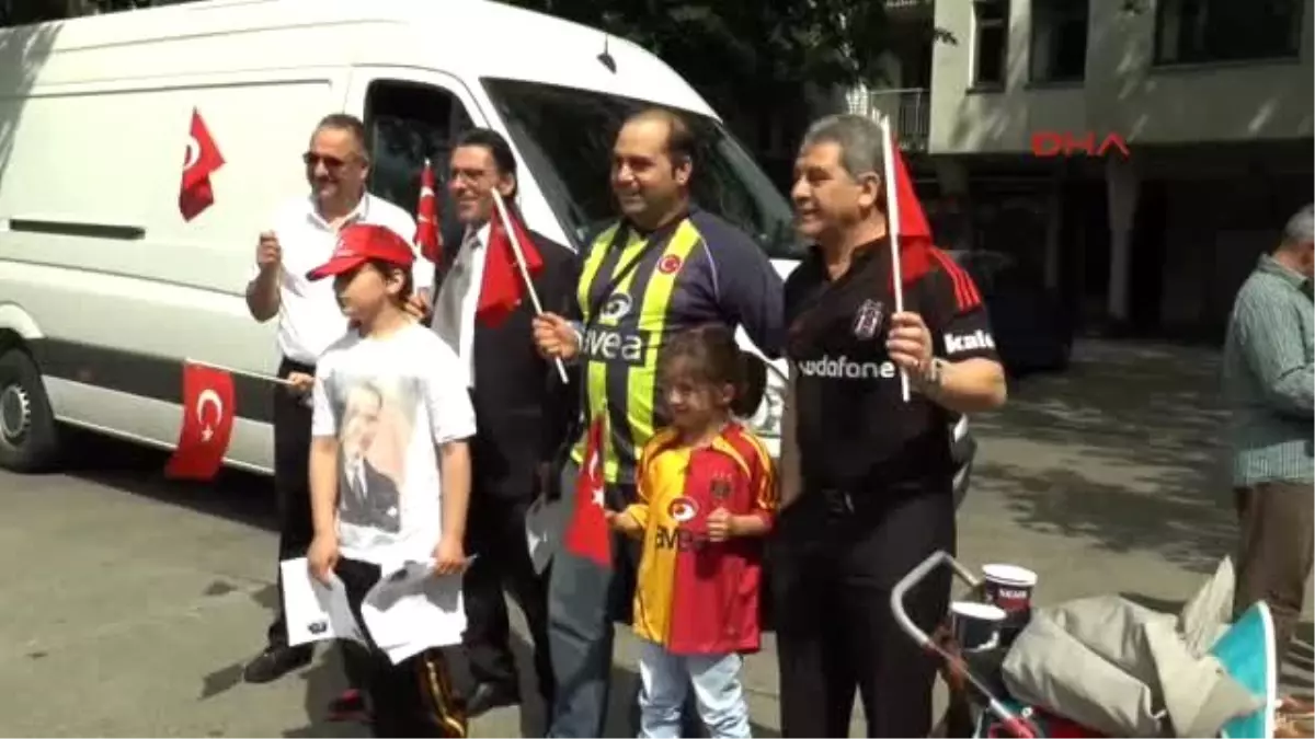 Münih Caddelerinde 19 Mayıs Coşkusu