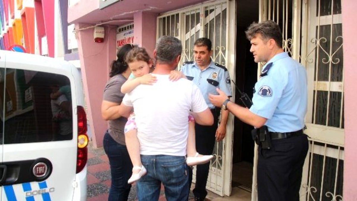 Nikah Salonunda Unutulan Anne Kızı Polis Kurtardı