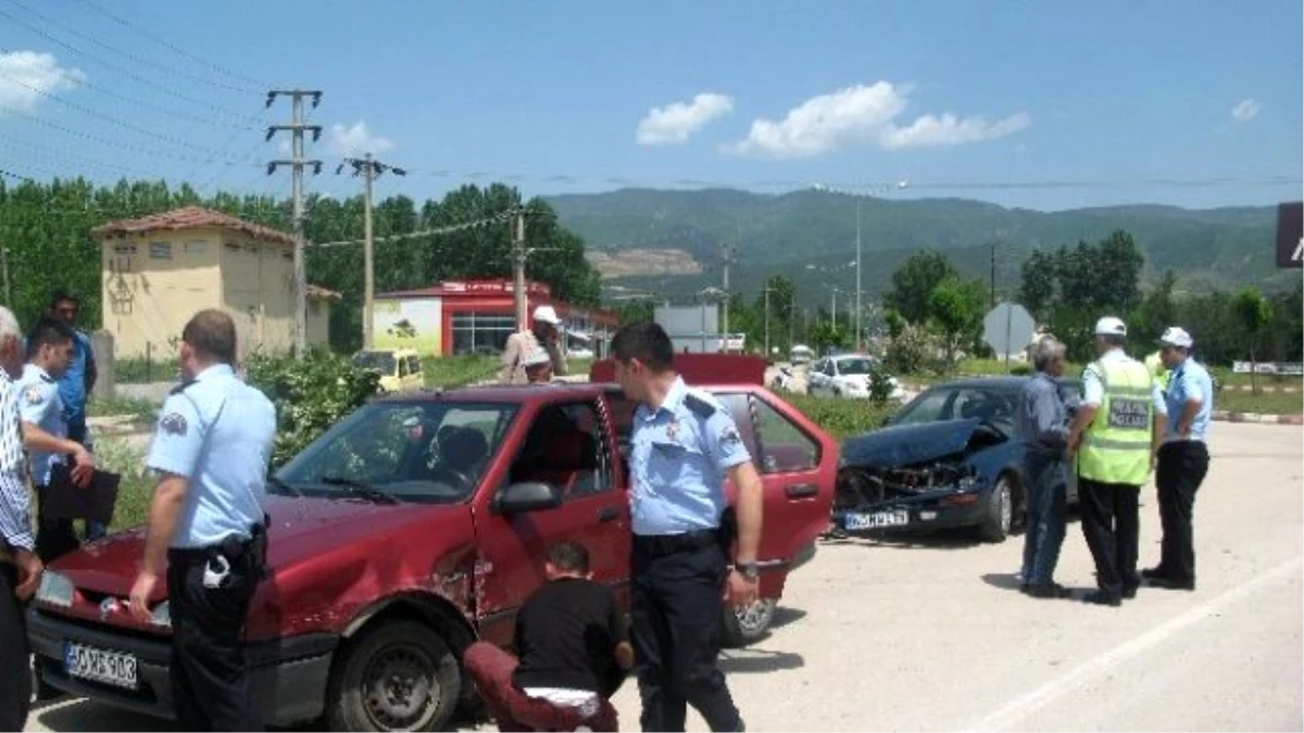Niksar\'da Trafik Kazası: 2 Yaralı