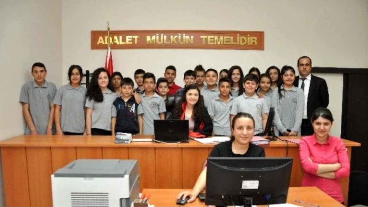 Ortaokul Öğrencileri \'Hukuk ve Adalet\' İçin Adana Adliyesi\'nde
