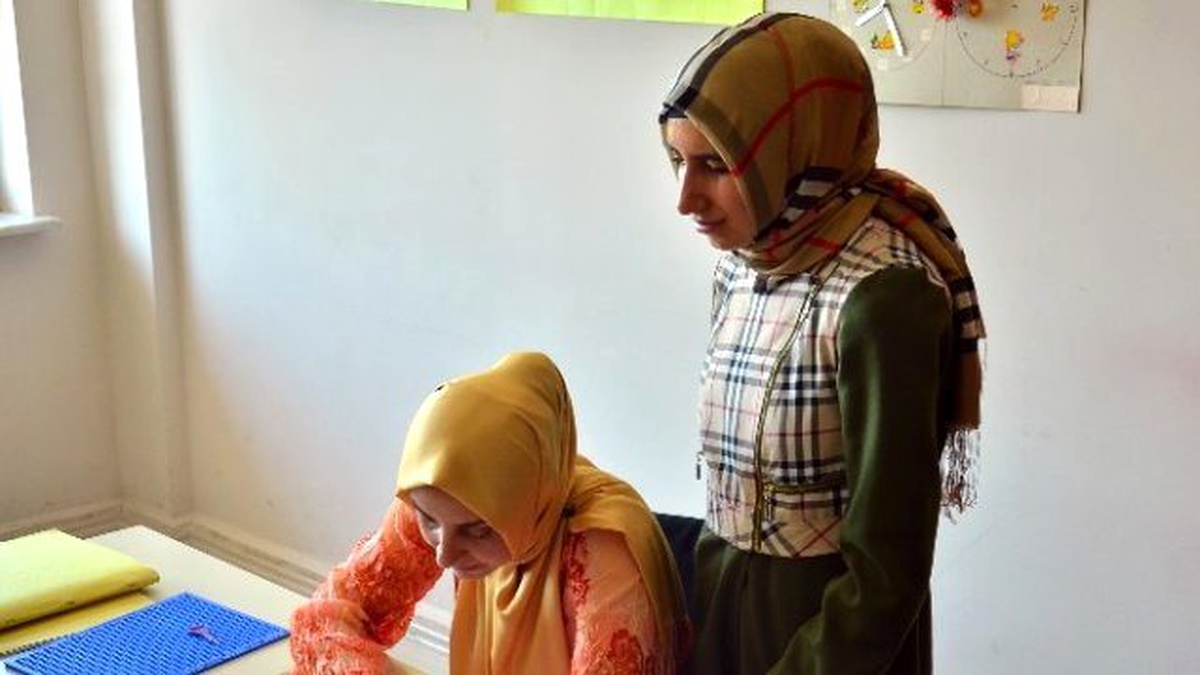 Görme Engelli Öğrencileri İçin Kabartma Yazı Öğreniyorlar