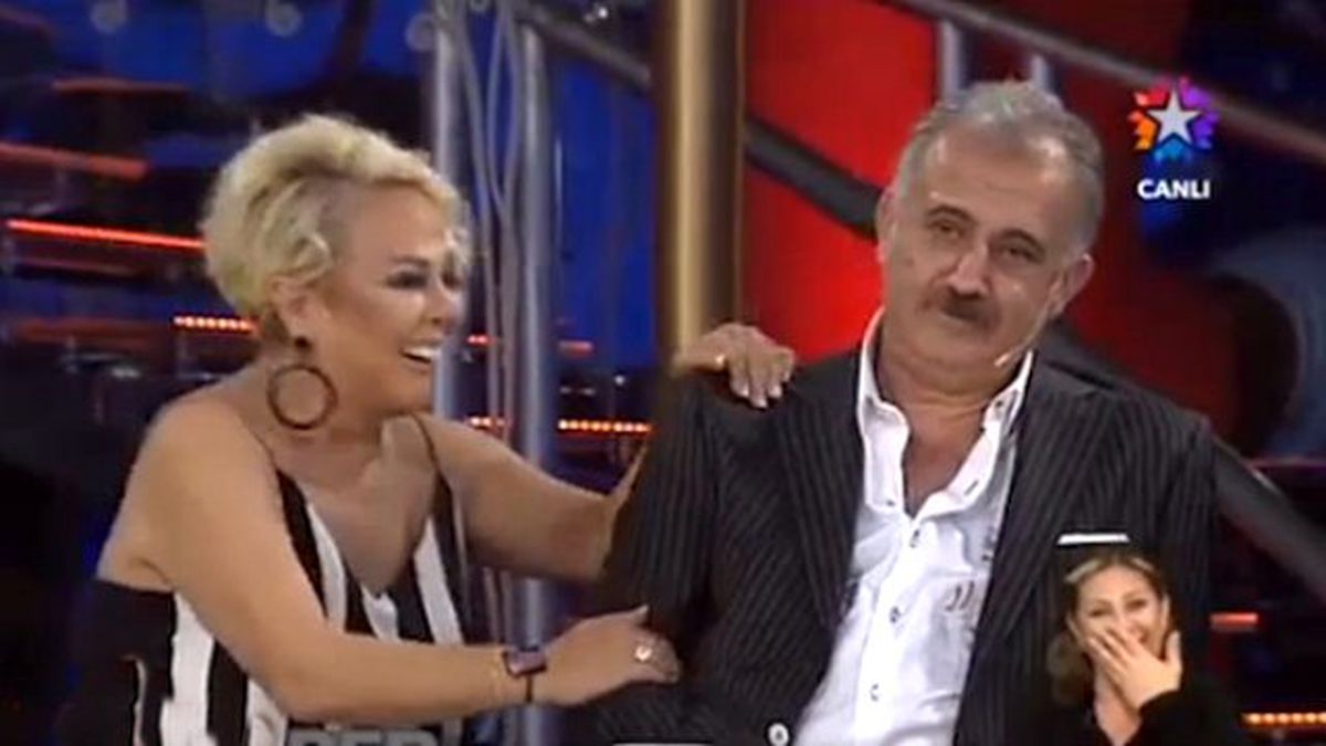 Safiye Soyman Kocası İçin 'Onun Kuşu Var' Dedi, Stüdyo Yıkıldı