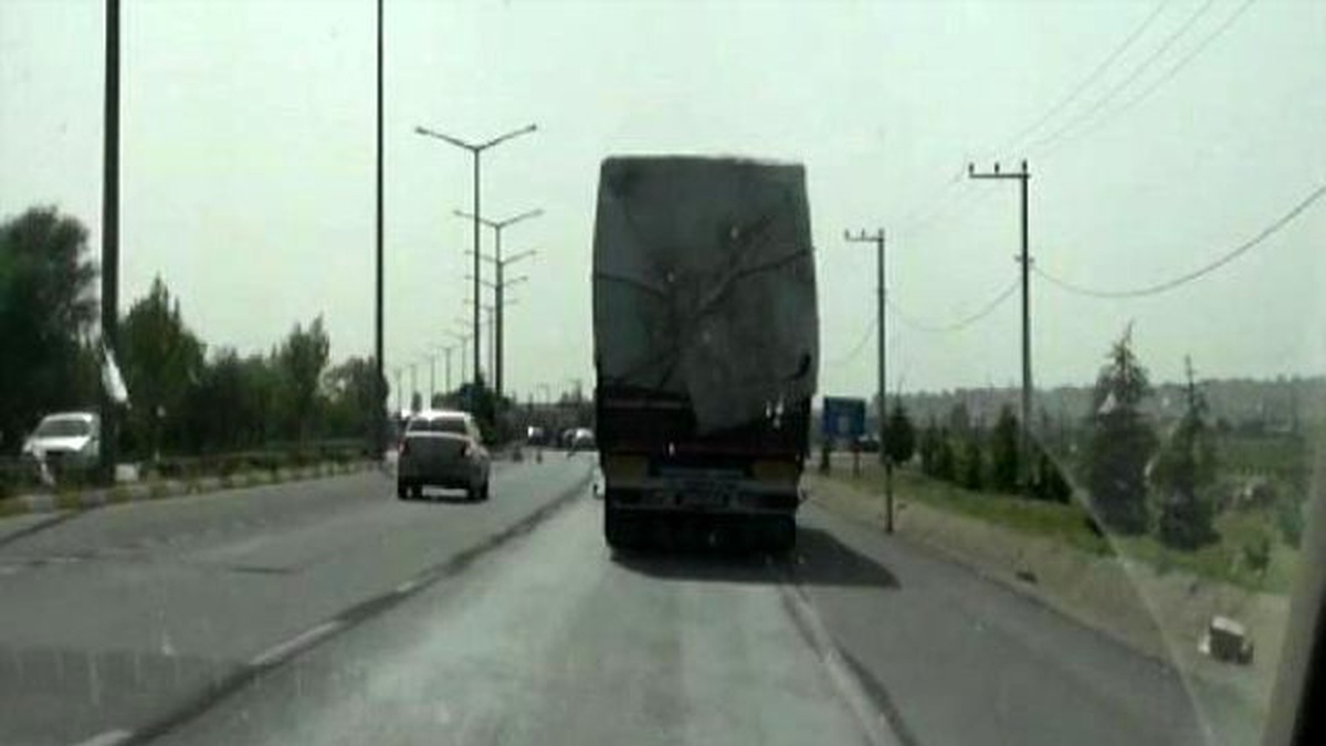 Tır\'daki Saman Balyaları Arasında Kaçak Sigara Kolileri